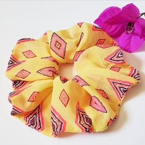 HANDMADE DIAMOND PATTERN SCRUNCHIE